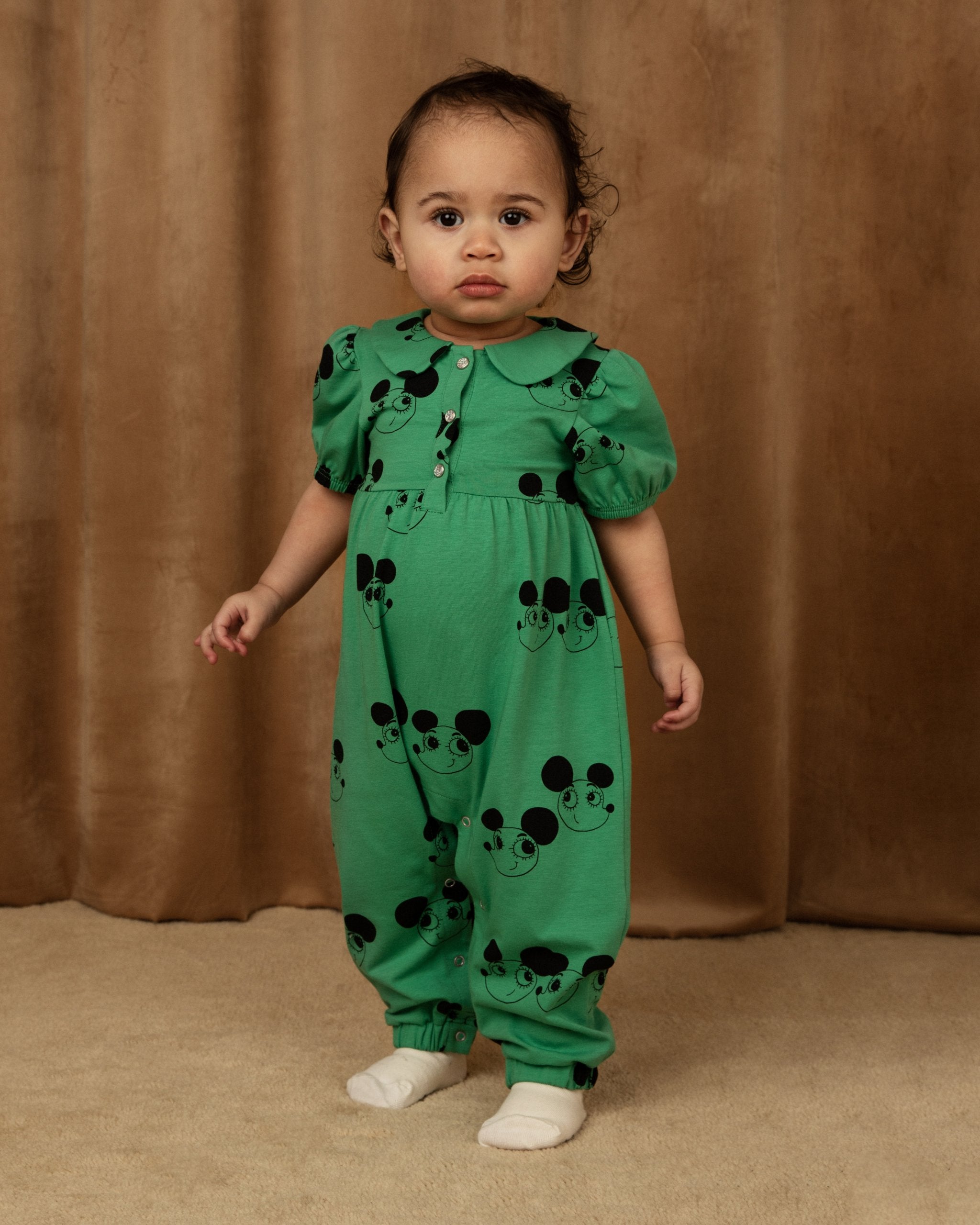 Baby jumpsuit with a rounded collar and puffed sleeves in green with mouse print