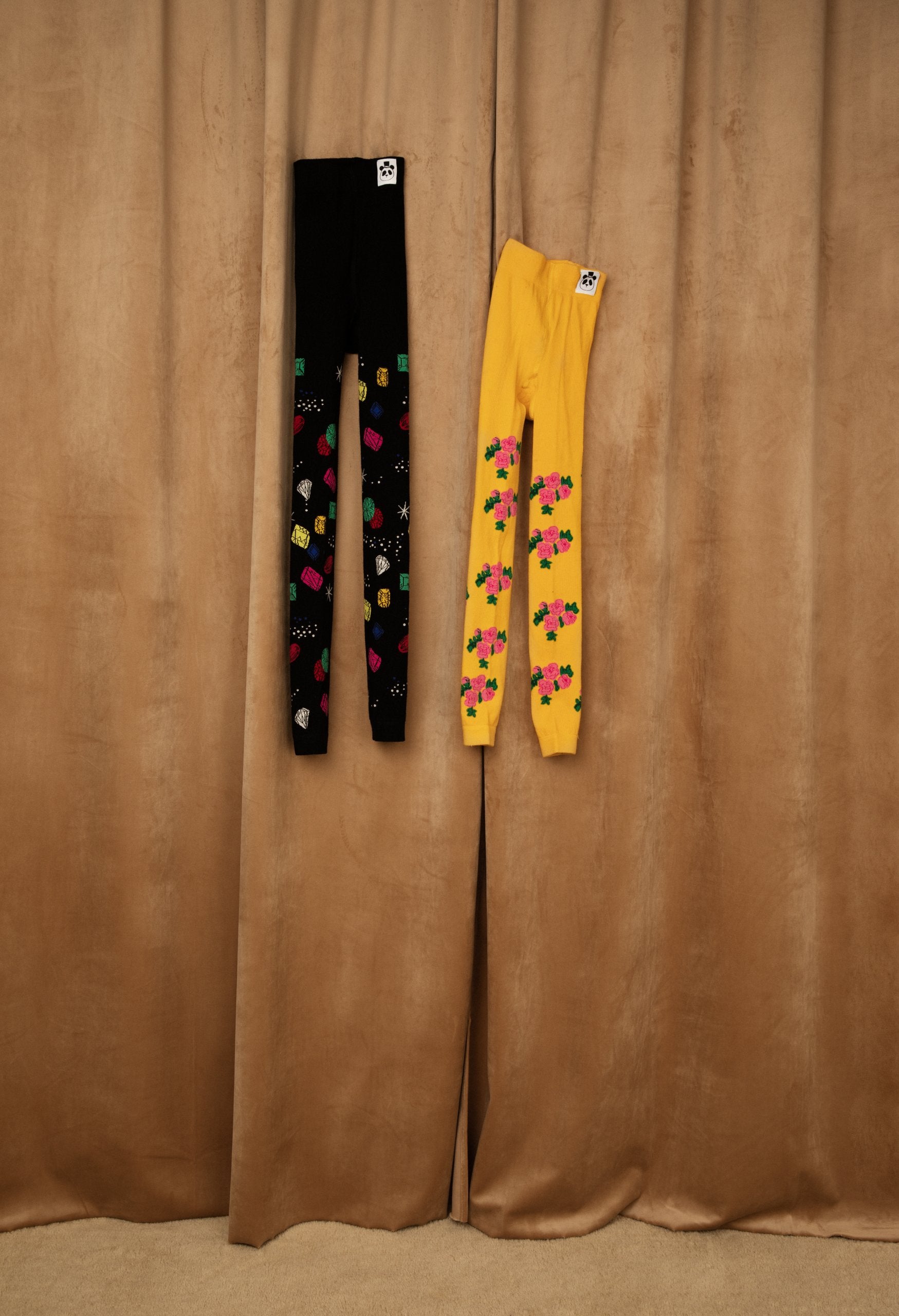 MINI RODINI - Knitted leggings in black with gem print and yellow with rose print 