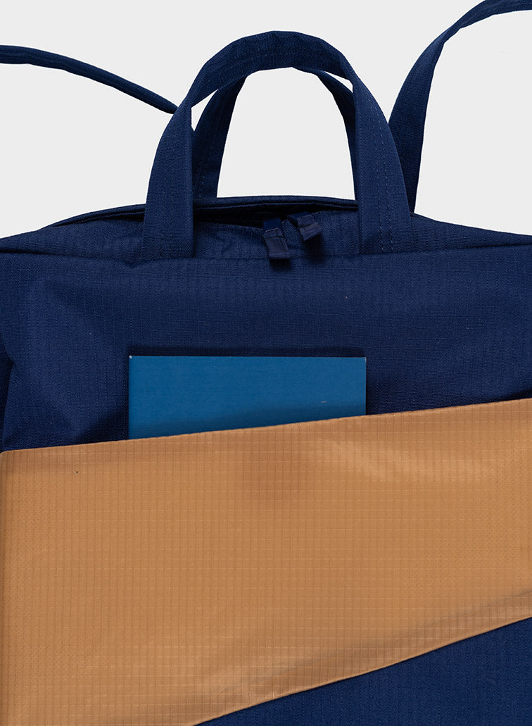 The New Backpack Navy & Camel - BIG & BELG