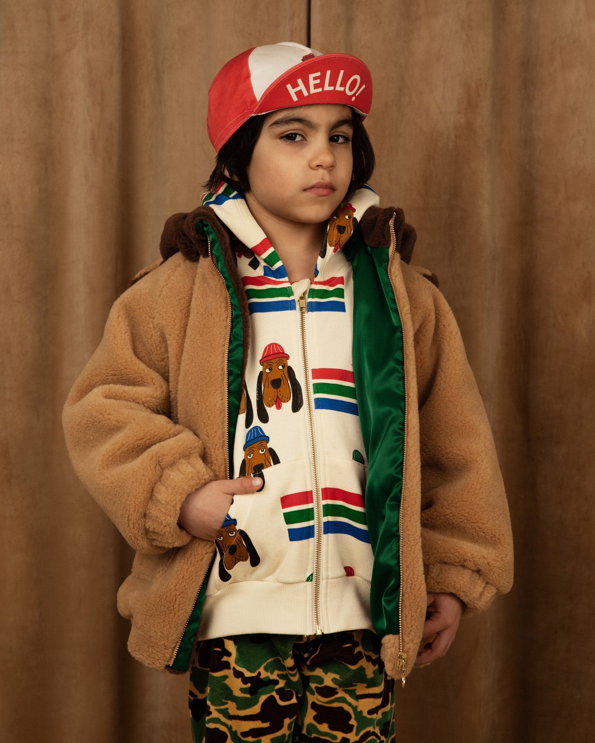 MINI RODINI - BLOODHOUND AOP ZIP HOODIE with dog illustrations, red hat with hello and faux fur jacket